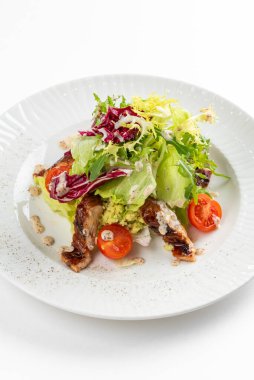 Fırında somon, yeşil ve domatesli leziz salata.