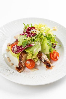 Fırında somon, yeşil ve domatesli leziz salata.