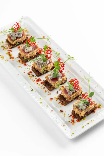 用肉和蘑菇切片 用香草 青菜和酱汁在白盘上制成的褐色面包 — 图库照片