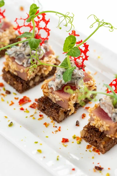 Canapé Pan Moreno Rebanado Con Carne Champiñones Con Hierbas Verduras —  Fotos de Stock