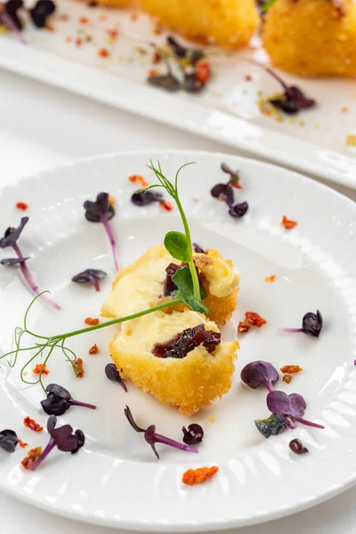 Primer Plano Corte Medio Frito Camembert Con Salsa Frambuesa Verduras —  Fotos de Stock