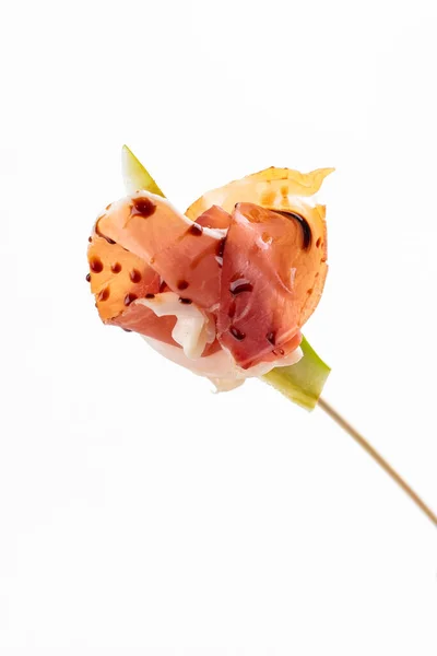 Fiore Realizzato Con Fette Prosciutto Bastoncini Legno Isolati Bianco — Foto Stock