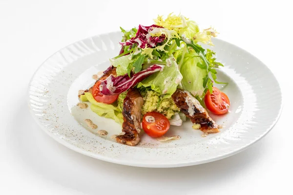 Primo Piano Insalata Saporita Con Salmone Forno Verdi Pomodori Piatto — Foto Stock