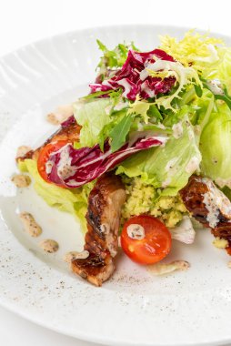 Fırında somon, yeşil ve domatesli leziz salata.