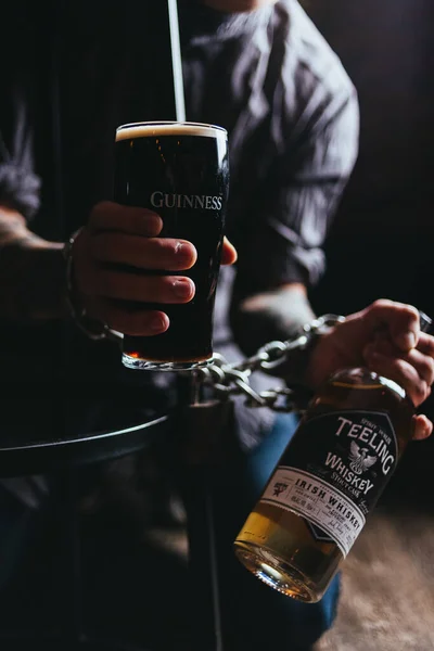 Jovem Barman Segurando Suas Mãos Vidro Cerveja Escuro Garrafa Uísque — Fotografia de Stock