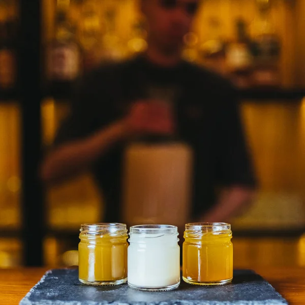 Bar Arka Planında Küçük Bardaklarda Farklı Renkte Biralar — Stok fotoğraf