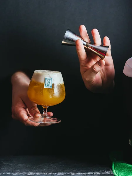 Mãos Humanas Segurando Vidro Cerveja Malte Amarelo Copo Metal Fundo — Fotografia de Stock