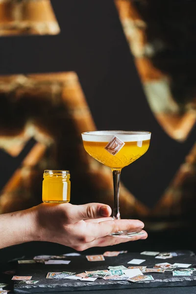 Bar Arka Planında Sarı Bira Bardağını Tutan Kişi — Stok fotoğraf