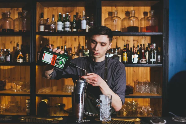 Genç Barmen Buzlu Limonlu Klasik Alkol Içeceği Yapıyor — Stok fotoğraf