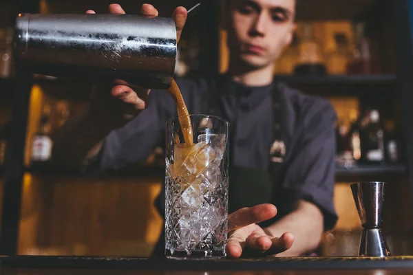 Genç Barmen Buzlu Limonlu Klasik Alkol Içeceği Yapıyor — Stok fotoğraf