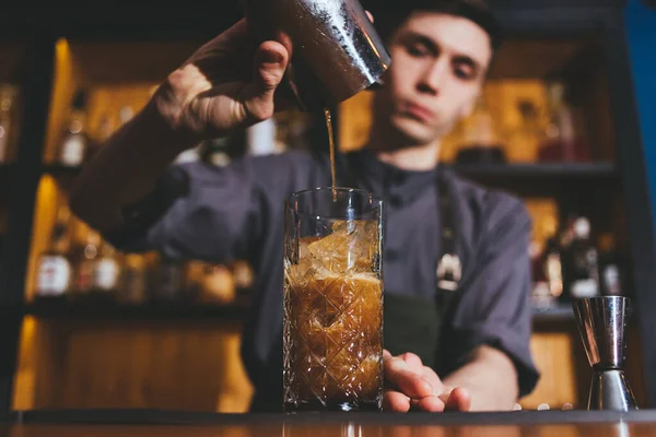 Genç Barmen Buzlu Limonlu Klasik Alkol Içeceği Yapıyor — Stok fotoğraf