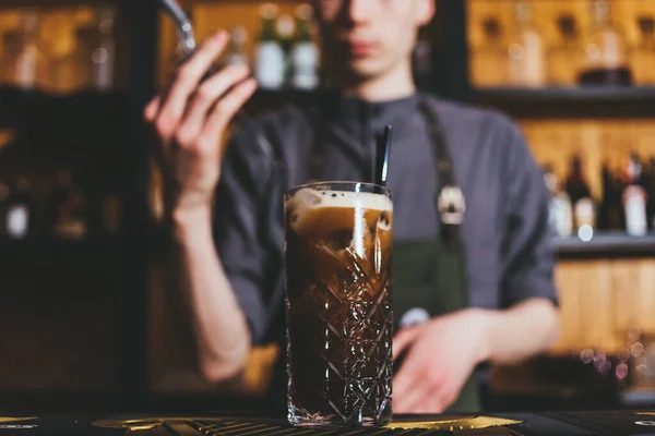 Jovem Barman Fazendo Bebida Alcoólica Clássica Com Gelo Fatias Limão — Fotografia de Stock