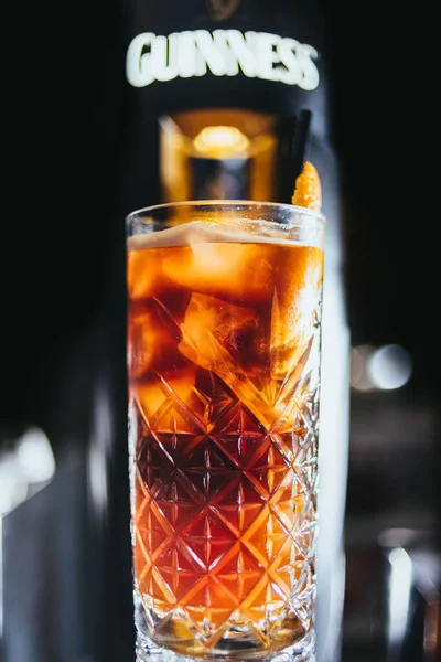 Copo Bebida Alcoólica Clássica Conhaque Com Gelo Fatias Limão — Fotografia de Stock