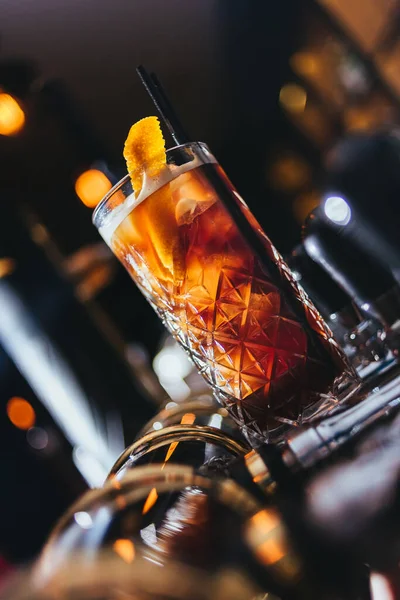 Glas Klassisk Alkoholhaltig Dryck Konjak Med Och Citronskivor — Stockfoto