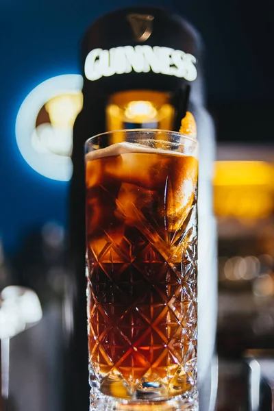 Copo Bebida Alcoólica Clássica Conhaque Com Gelo Fatias Limão — Fotografia de Stock