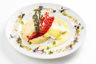 Patates püresi ve krema soslu fırında balık fileto otlar ve beyaz tabakta kırmızı kraker. 