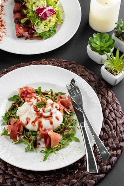 Burrata Sajt Olasz Csemege Saláta Parma Sonka Szeletek Fehér Tányéron — Stock Fotó