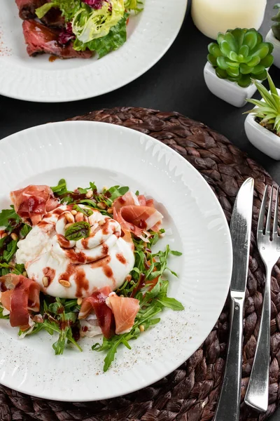 Burrata Kaas Met Italiaanse Delicatessensalade Met Parmaham Plakjes Witte Plaat — Stockfoto