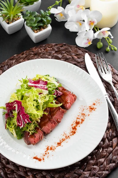 접시에 쇠고기 고추를 샐러드 — 스톡 사진