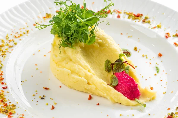 Картофельное Пюре Маслом Красным Хреновым Соусом Зеленью Белой Тарелке — стоковое фото