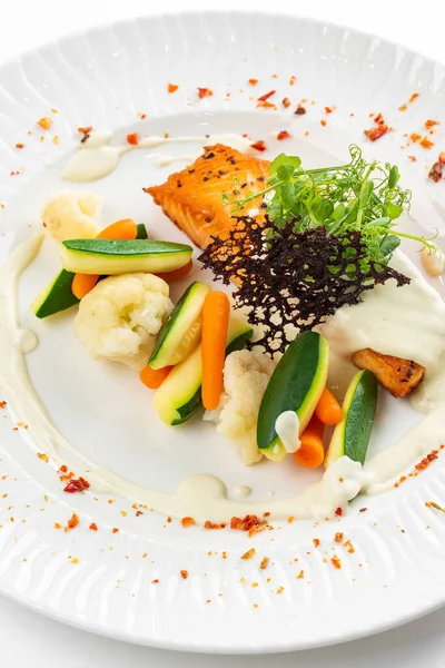 Filete Salmón Pescado Horno Con Hojas Ensalada Col Con Rodajas —  Fotos de Stock