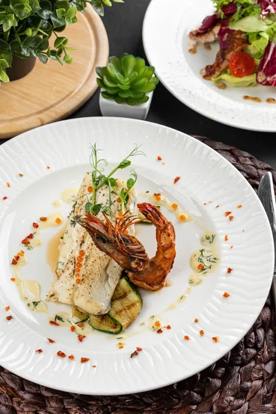 Platos Con Filete Pescado Calabacín Parrilla Con Camarones Filetes Salmón —  Fotos de Stock