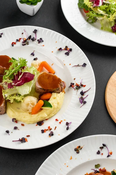 Leckere Gerichte Mit Fleischmedaillons Und Hühnerfilet Mit Kartoffelpüree Und Gemüse — Stockfoto