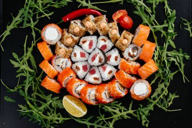 Japon suşisi, somon, karides ve krem peynirli füme yılan balığı.