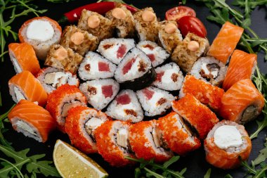 Japon suşisi, somon, karides ve krem peynirli füme yılan balığı.