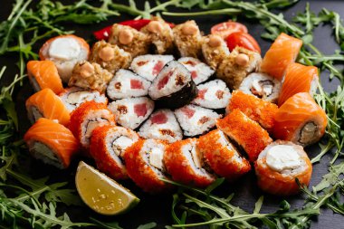 Japon suşisi, somon, karides ve krem peynirli füme yılan balığı.