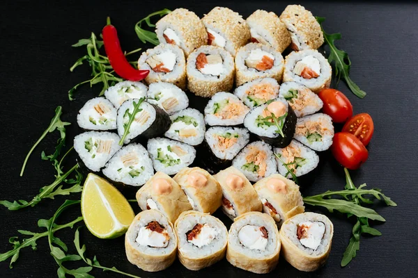 Veel Sushi Broodjes Met Rode Zalm Garnalen Gerookte Paling Met — Stockfoto