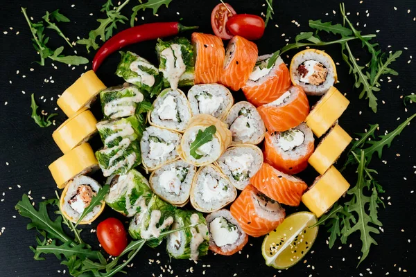 Veel Sushi Broodjes Met Rode Zalm Garnalen Gerookte Paling Met — Stockfoto