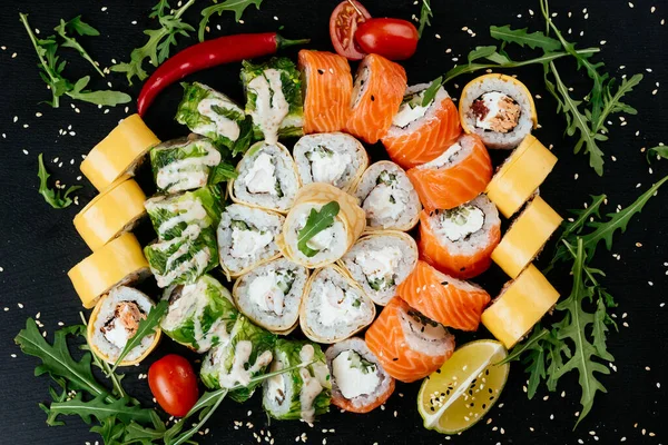 Verschillende Aziatische Sushi Broodjes Met Rode Zalm Garnalen Gerookte Paling — Stockfoto