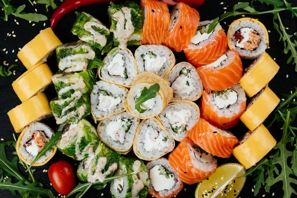 Verschillende Aziatische Sushi Broodjes Met Rode Zalm Garnalen Gerookte Paling — Stockfoto