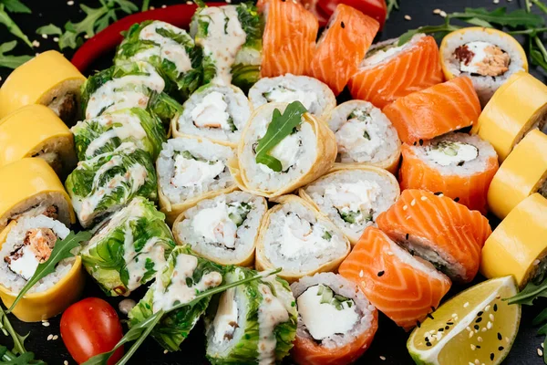 Verschillende Aziatische Sushi Broodjes Met Rode Zalm Garnalen Gerookte Paling — Stockfoto