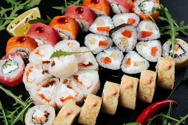 Verschillende Aziatische Sushi Broodjes Met Rode Zalm Garnalen Gerookte Paling — Stockfoto