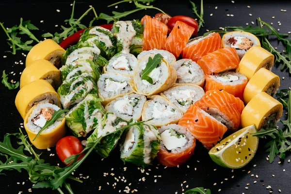Verschillende Aziatische Sushi Broodjes Met Rode Zalm Garnalen Gerookte Paling — Stockfoto