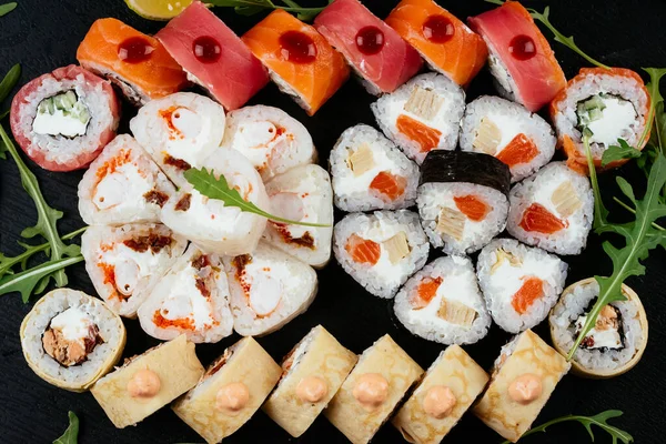 Set Sushi Broodjes Met Zalm Garnalen Gerookte Paling Met Roomkaas — Stockfoto