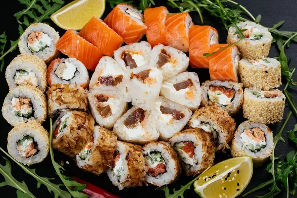 Verschillende Lekkere Sushi Broodjes Met Zalm Garnalen Gerookte Paling Met — Stockfoto