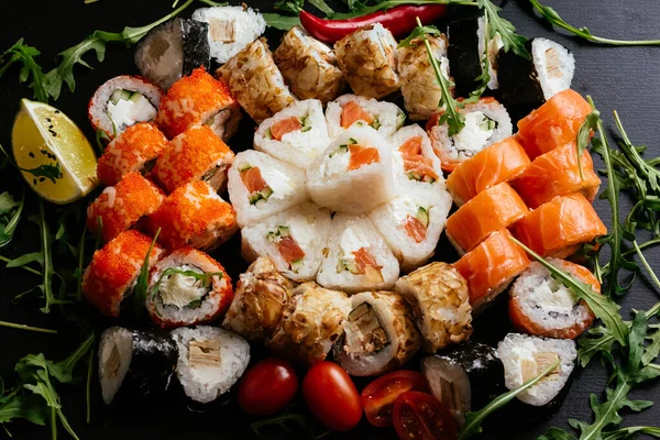 Verschillende Lekkere Sushi Broodjes Met Zalm Garnalen Gerookte Paling Met — Stockfoto