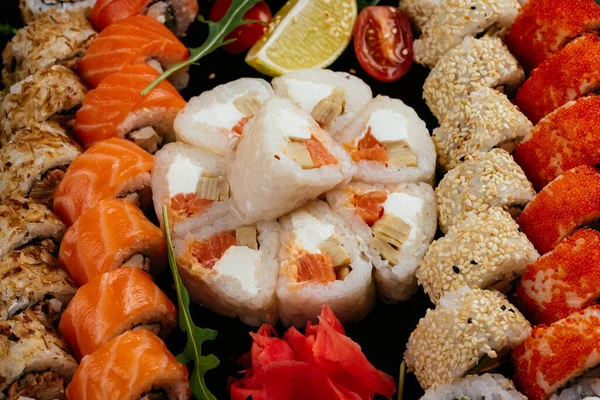 Smakelijke Sushi Broodjes Met Zalm Garnalen Gerookte Paling Met Roomkaas — Stockfoto