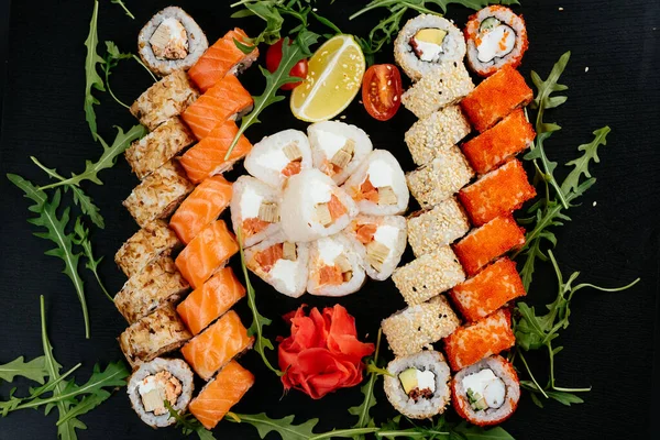 Smakelijke Sushi Broodjes Met Zalm Garnalen Gerookte Paling Met Roomkaas — Stockfoto