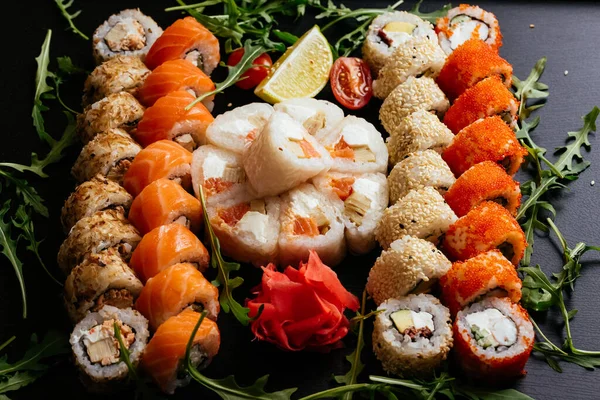 Smakelijke Sushi Broodjes Met Zalm Garnalen Gerookte Paling Met Roomkaas — Stockfoto