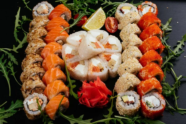 Smakelijke Sushi Broodjes Met Zalm Garnalen Gerookte Paling Met Roomkaas — Stockfoto