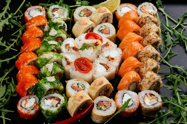 Smakelijke Sushi Broodjes Met Zalm Garnalen Gerookte Paling Met Roomkaas — Stockfoto