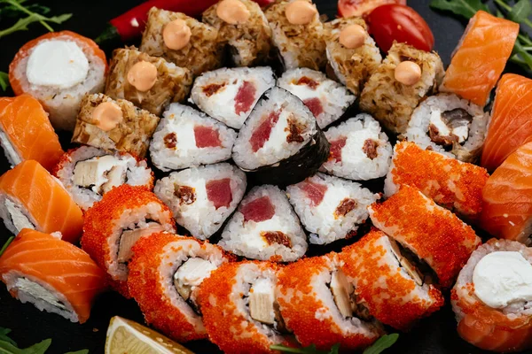 Japanse Sushi Broodjes Met Zalm Garnalen Gerookte Paling Met Roomkaas — Stockfoto