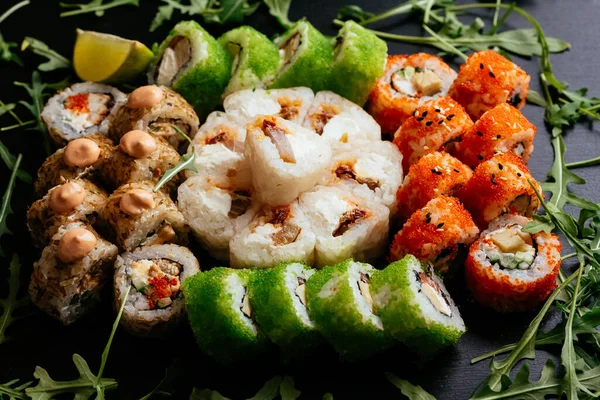 Gekleurde Sushi Broodjes Met Zalmvis Garnalen Gerookte Paling Met Roomkaas — Stockfoto