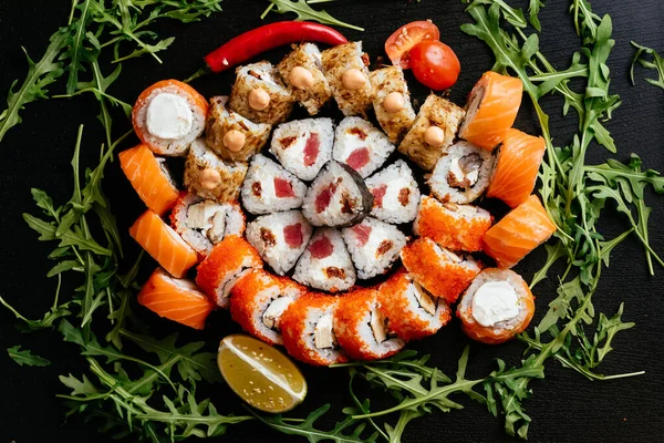 Gekleurde Sushi Broodjes Met Zalmvis Garnalen Gerookte Paling Met Roomkaas — Stockfoto