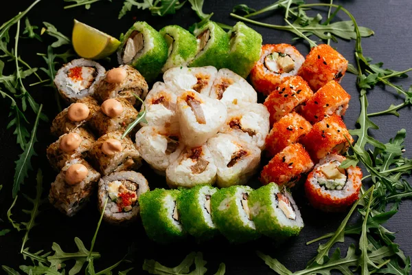 Gekleurde Sushi Broodjes Met Zalmvis Garnalen Gerookte Paling Met Roomkaas — Stockfoto