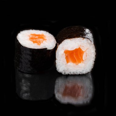 Siyah Norveç suşisi, somon balığı ve siyah masa arkasında krem peynirli beyaz pirinç.